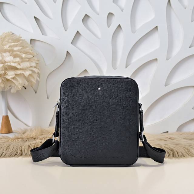 Mont Blanc 万宝龙-最新款男士斜挎包采用头层牛皮 皮质柔软 手感超赞 简约设计足以彰显其奢华感 细节品质毋庸置疑 高端大气上档次 百搭单品尺寸：28.