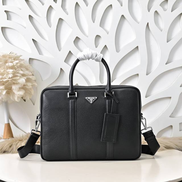 Prada-普拉达最新款男士公文包采用进口小牛皮 皮质柔软 手感超赞 版型超正 做工精致 细节完美 时尚休闲百搭 质量与质感都能衬托出你独特的品味 高品质尺寸: Prada-普拉达最新款男士公文包采用进口小牛皮 皮质柔软 手感超赞 版型超正 做工精致 细节完美 时尚休闲百搭 质量与质感都能衬托出你独特的品味 高品质尺寸: