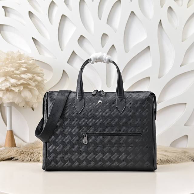 Mont Blanc 万宝龙-最新款男士手提公文包采用头层牛皮 皮质柔软 手感超赞 独特设计足以彰显其奢华感 细节品质毋庸置疑 高端大气上档次 百搭单品尺寸：3