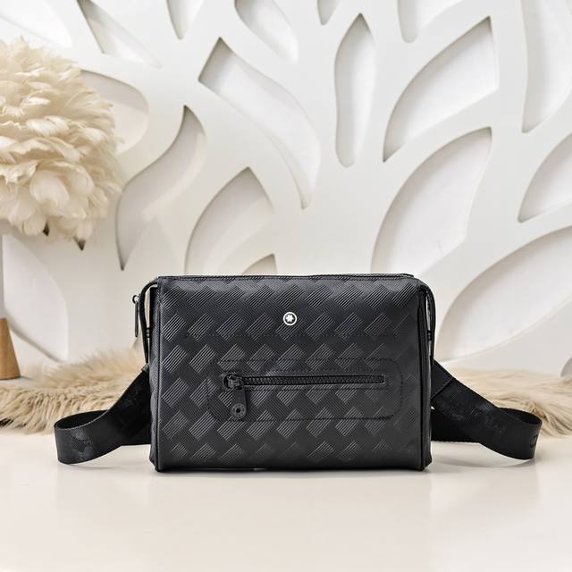 Mont Blanc 万宝龙-最新款男士斜挎包采用头层牛皮 皮质柔软 手感超赞 独特设计足以彰显其奢华感 细节品质毋庸置疑 高端大气上档次 百搭单品尺寸:26. Mont Blanc 万宝龙-最新款男士斜挎包采用头层牛皮 皮质柔软 手感超赞 独特设计足以彰显其奢华感 细节品质毋庸置疑 高端大气上档次 百搭单品尺寸:26.