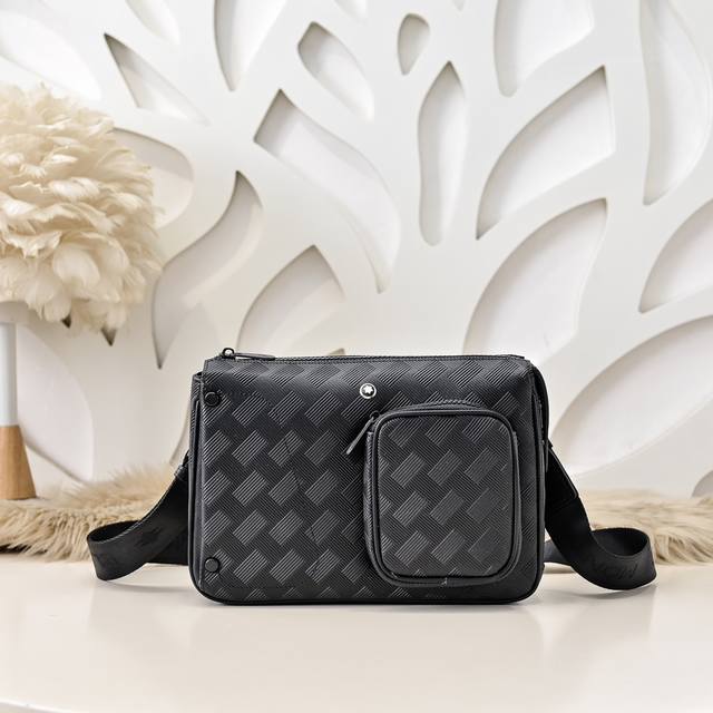 Mont Blanc 万宝龙-最新款男士斜挎包采用头层牛皮 皮质柔软 手感超赞 独特设计足以彰显其奢华感 细节品质毋庸置疑 高端大气上档次 百搭单品尺寸：25.