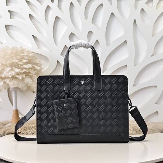 Mont Blanc 万宝龙-最新款男士公文包采用头层牛皮 皮质柔软 手感超赞 独特设计足以彰显其奢华感 细节品质毋庸置疑 高端大气上档次 百搭单品尺寸：39.