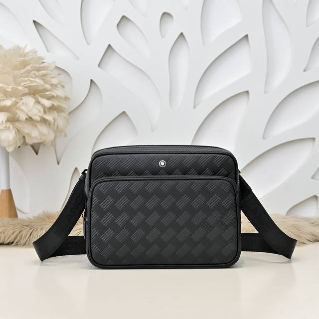 Mont Blanc 万宝龙-最新款男士斜挎包采用头层牛皮 皮质柔软 手感超赞 独特设计足以彰显其奢华感 细节品质毋庸置疑 高端大气上档次 百搭单品尺寸：27.