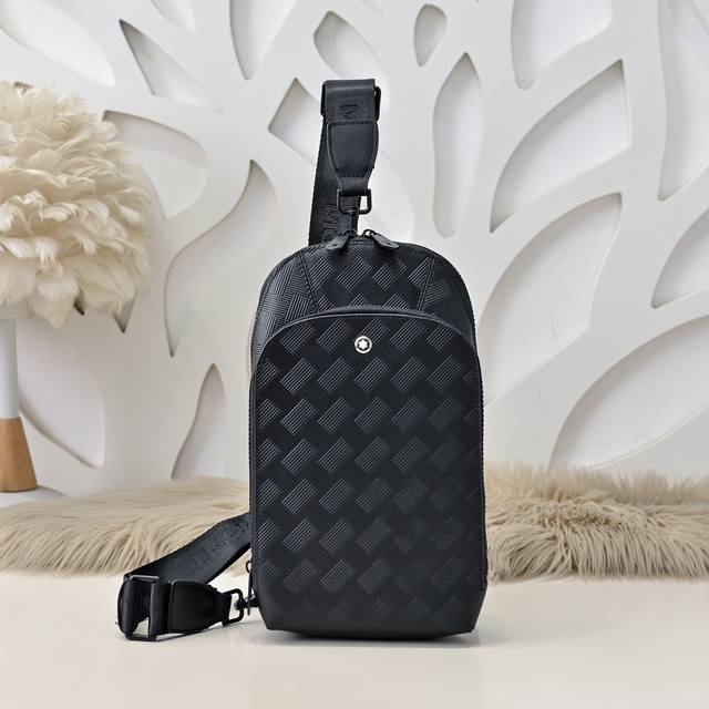 Mont Blanc 万宝龙-最新款男士胸包采用头层牛皮 皮质柔软 手感超赞 独特设计足以彰显其奢华感 细节品质毋庸置疑 高端大气上档次 百搭单品尺寸：29.1