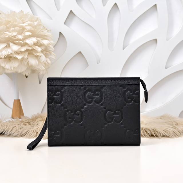 Gucci-古奇最新款男士手拿包采用进口小牛皮 皮质柔软 手感超赞 做工精致 高贵五金 细节完美 时尚休闲百搭 质量与质感都能衬托出你独特的品味尺寸：27.20