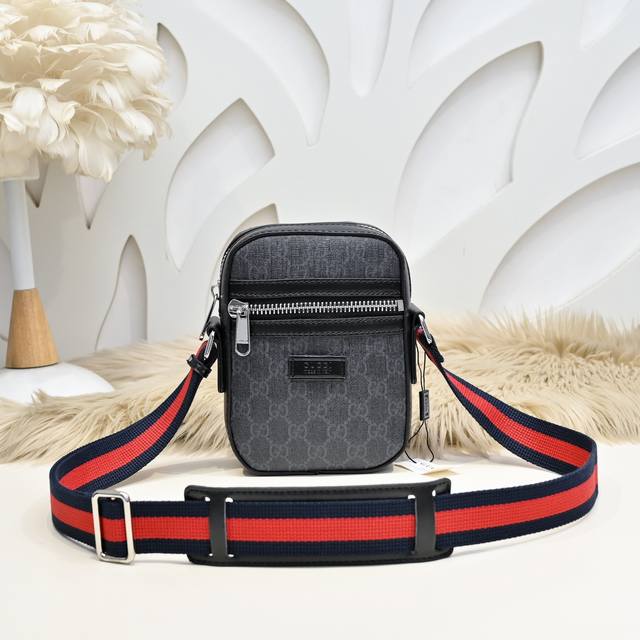 Gucci-古奇最新款男士斜挎包 单肩包采用进口小牛皮 皮质柔软 手感超赞 做工精致 高贵五金 细节完美 时尚休闲百搭 质量与质感都能衬托出你独特的品味尺寸：1