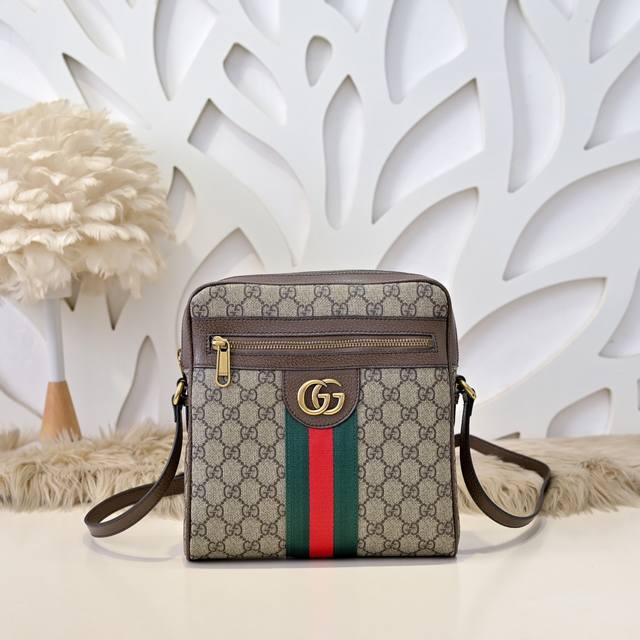 Gucci-古奇最新款男士斜挎包采用进口小牛皮 皮质柔软 手感超赞 做工精致 高贵五金 细节完美 时尚休闲百搭 质量与质感都能衬托出你独特的品味尺寸：23.24