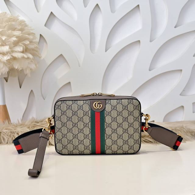 Gucci-古奇最新款男士斜挎包 单肩包采用进口小牛皮 皮质柔软 手感超赞 做工精致 高贵五金 细节完美 时尚休闲百搭 质量与质感都能衬托出你独特的品味尺寸：2