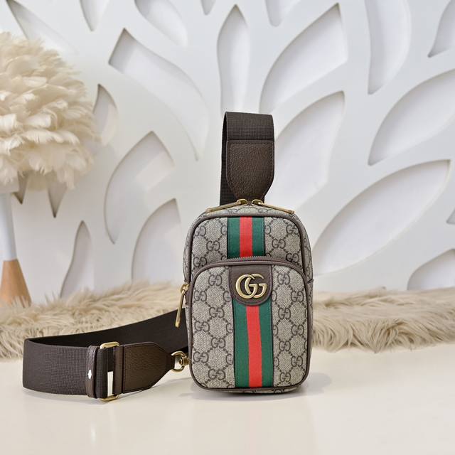 Gucci-古奇最新款男士手机包采用进口小牛皮 皮质柔软 手感超赞 做工精致 高贵五金 细节完美 时尚休闲百搭 质量与质感都能衬托出你独特的品味尺寸：12.18