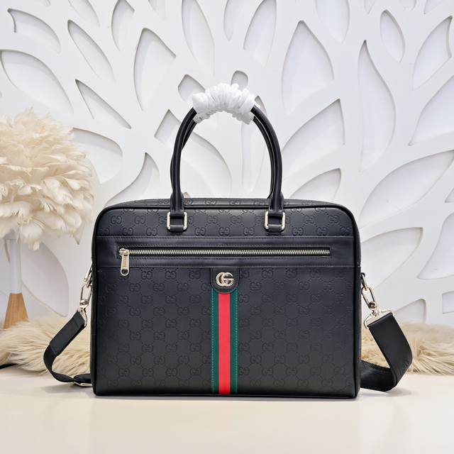 Gucci-古奇最新款男士公文包采用进口小牛皮 皮质柔软 手感超赞 做工精致 高贵五金 细节完美 时尚休闲百搭 质量与质感都能衬托出你独特的品味尺寸：39.29