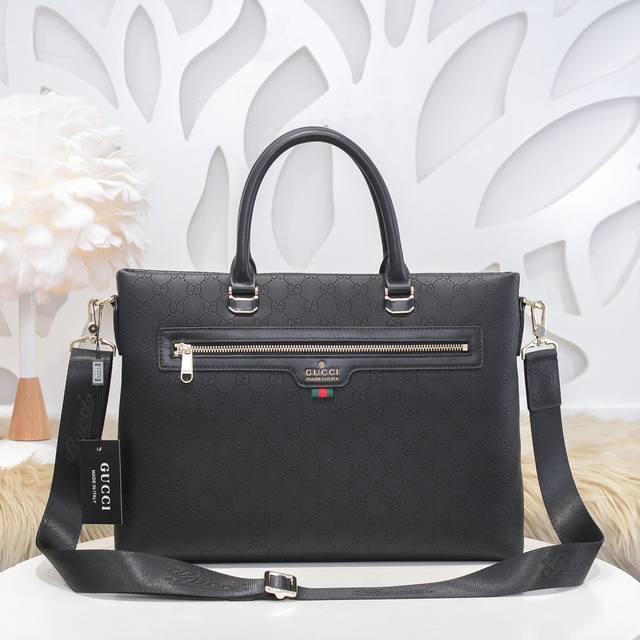 Gucci-古奇最新款男士公文包采用进口小牛皮 皮质柔软 手感超赞 做工精致 高贵五金 细节完美 时尚休闲百搭 质量与质感都能衬托出你独特的品味尺寸：39.29