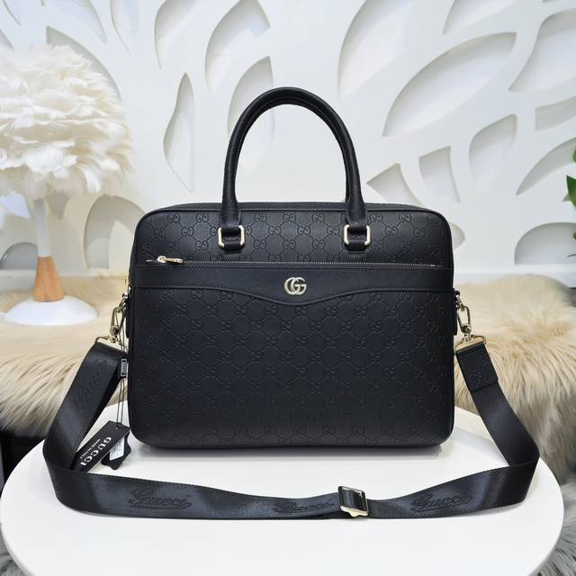 Gucci-古奇最新款男士公文包采用进口小牛皮 皮质柔软 手感超赞 做工精致 高贵五金 细节完美 时尚休闲百搭 质量与质感都能衬托出你独特的品味尺寸：39.29