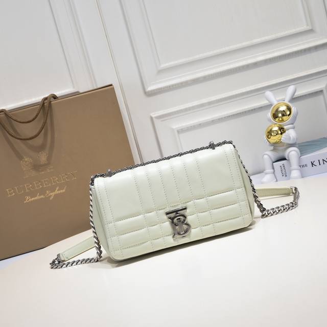 B家 。Tb Lola 萝拉包 ，选用意大利鞣制羔羊皮材质精制打造，抢眼装饰绗缝设计的品牌格纹。该包款命名源自英国摇滚乐队 The Kinks 经典同名歌曲，搭