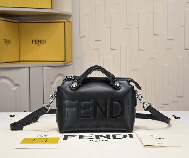 Fendi By The Way 波士顿手提袋意大利小皮制作，简约风烫印字母图案，搭配双手柄和长肩带，手提或单肩，内里宽敞带中隔层。Size 20Cm型号893