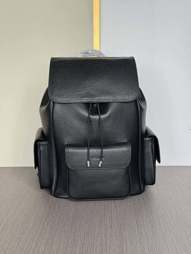 顶级专柜老鼠高端狠货 最新火爆款普拉达全皮双肩背包大量出货啦,叫嚣专柜货顶级原单货纸上谈兵吹牛皮的咱不会，请让狠货说话。款式可以复制抄袭，材料做工骗不了懂的人。