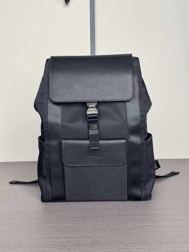 顶级专柜老鼠狠货 最新款式普拉达尼龙布配进口小牛皮双肩背包火爆款大量出货拉,叫嚣专柜货顶级原单货纸上谈兵吹牛皮的咱不会，请让狠货说话。款式可以复制抄袭，材料做工