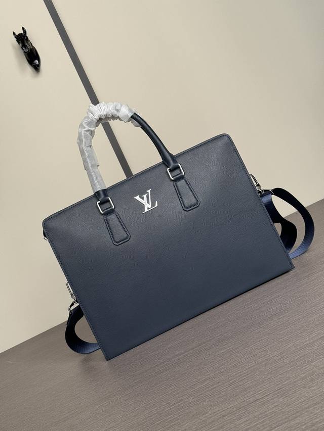 顶级专柜老鼠高端狠货 最新火爆款Lv手提公文包火爆款大量出货啦,叫嚣专柜货顶级原单货纸上谈兵吹牛皮的咱不会，请让狠货说话。款式可以复制抄袭，材料做工骗不了懂的人