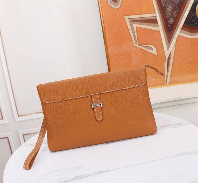 顶级原单品质 年最新款爱马仕单拉手包 欧洲原厂进口爱马仕专用牛皮纹标志性线条，采用进口设备制作，时尚潮流，专柜品质，更有拉链袋与内贴袋融入功能性，提供传统手包之