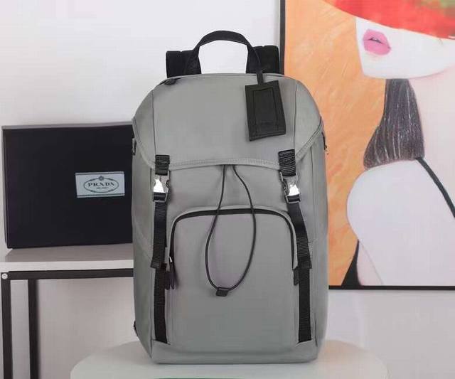 独家首发2Vz135双肩背包这款尼龙背包饰有Saffiano皮革饰边,用创意与科技打造别致格调。多个口袋和科技材质加衬背面颇具设计特色。经典中的新款,时尚又大气 独家首发2Vz135双肩背包这款尼龙背包饰有Saffiano皮革饰边,用创意与科技打造别致格调。多个口袋和科技材质加衬背面颇具设计特色。经典中的新款,时尚又大气