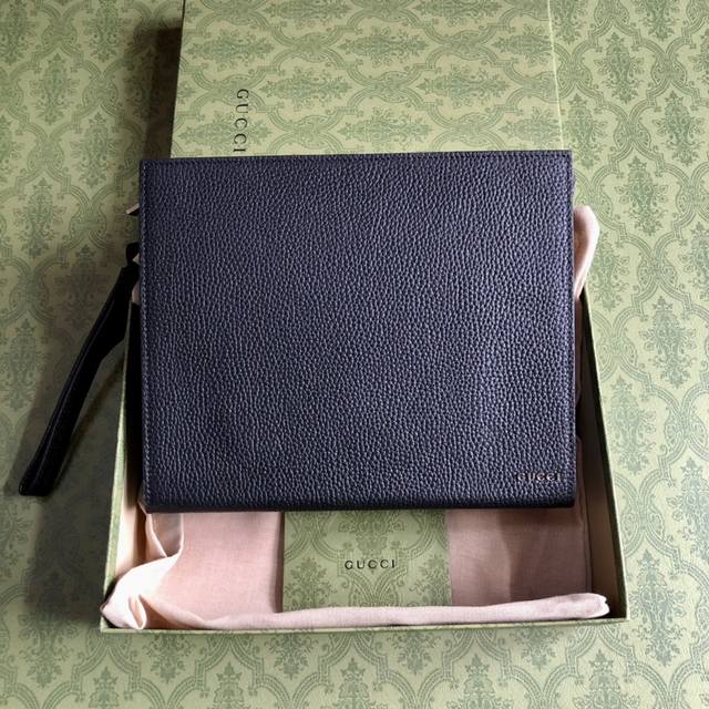 顶配版 饰Gucci标识手拿包。男士系列日常配饰选用经典黑色皮革焕新打造。 早春系列以Gucci字母标识焕新演绎经典配件，巧妙展现品牌标识内涵。这款手拿包设有四