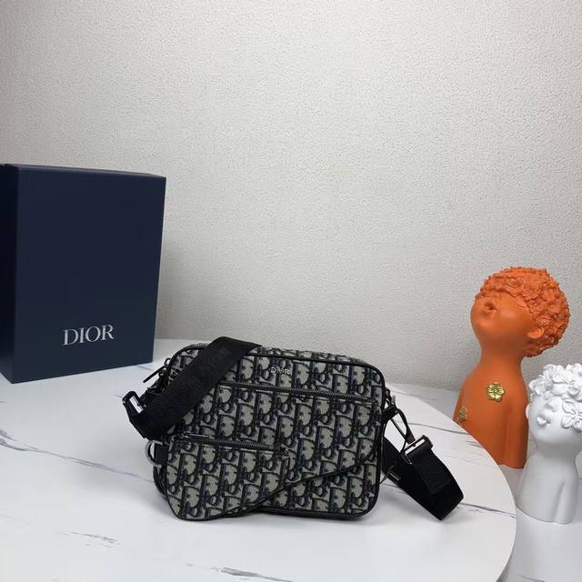 市场最高版本，欢迎对比 Saddle三门 米色和黑色Dioroblique提花 产品编号:1Adpo276Yky_H27E 新推出的单品，采用米色与黑色相间的D