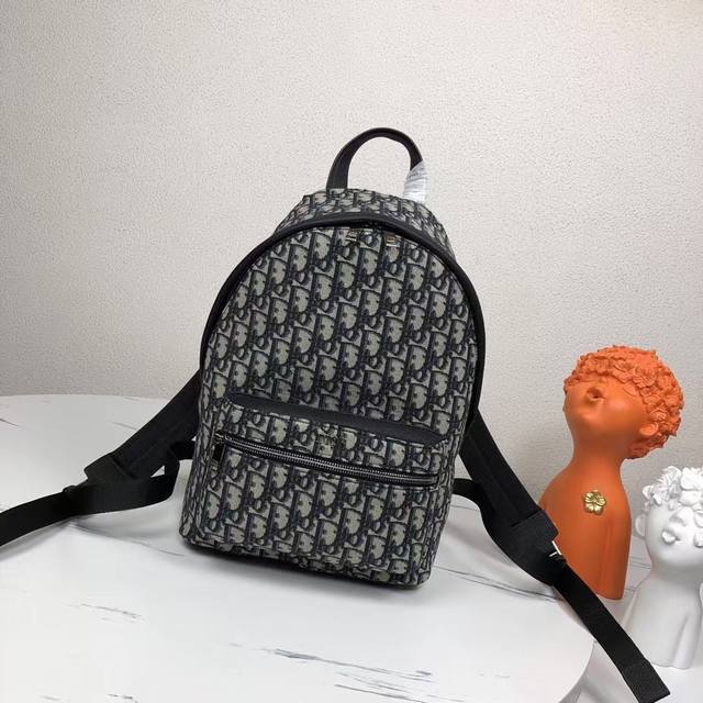 市场最高版本，欢迎对比 儿童骑手背包 米色和蓝色迪奥斜提花 参考：1Voba088# 小号 骑士背包的低调轮廓让人联想到经典的学校背包。这款设计灵感源自 Dio