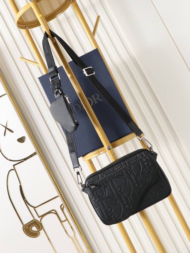 市场最高版本,进口头层牛皮 欢迎对比 马鞍三件套手袋 黑色 Dior Gravity 印花效果皮革和黑色粒面牛皮革 编号: 1Adpo276Llg_H00N 这 市场最高版本,进口头层牛皮 欢迎对比 马鞍三件套手袋 黑色 Dior Gravity 印花效果皮革和黑色粒面牛皮革 编号: 1Adpo276Llg_H00N 这