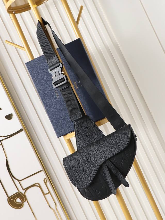 市场最高版本，进口头层牛皮 欢迎对比 马鞍包 黑色 Dior Gravity 印花效果皮革和黑色粒面牛皮革 编号: 1Adpo093Llg_H00N 这款马鞍包