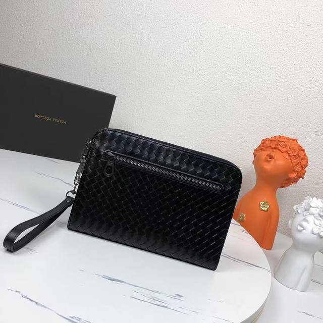 配盒子 Bv编织手拿包顶级进口打腊小牛皮编制，实用功能与精致七字拉设计，直接掳获男人心。更方便提拿型号：16053#，颜色：黑色，尺寸：30-20-2Cm。