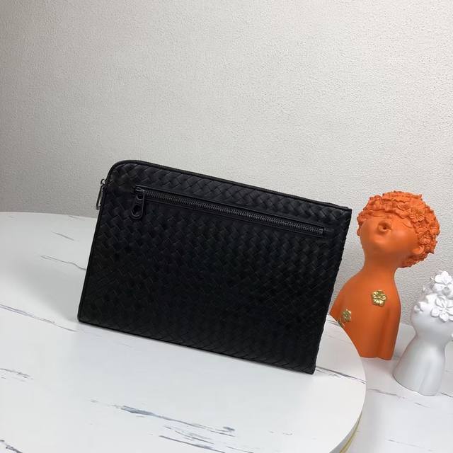 Bv 宝缇嘉 男士七拉手包火爆出货 实物拍照无添加任何效果 采用进口打蜡牛皮.定制专用五金.拉链拉合顺滑.经久耐用.手感超柔软细腻.大空间多格局人性化设计.资深