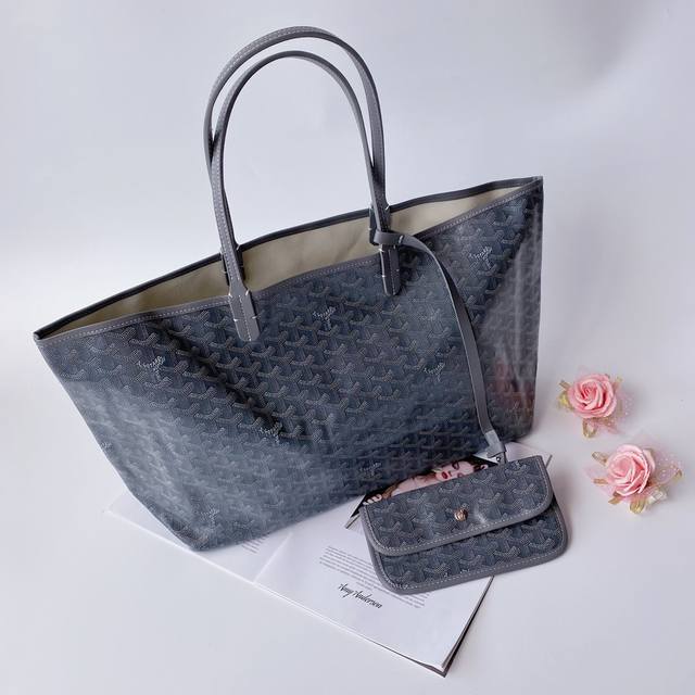 Goyar 戈雅 购物袋大号 Goyard手绘花纹有自己的特色，不管是亮眼的鲜艳色，还是低调的深色系，拿起来都很显质感。购物袋简单大方，时尚 百搭原版皮，原版五