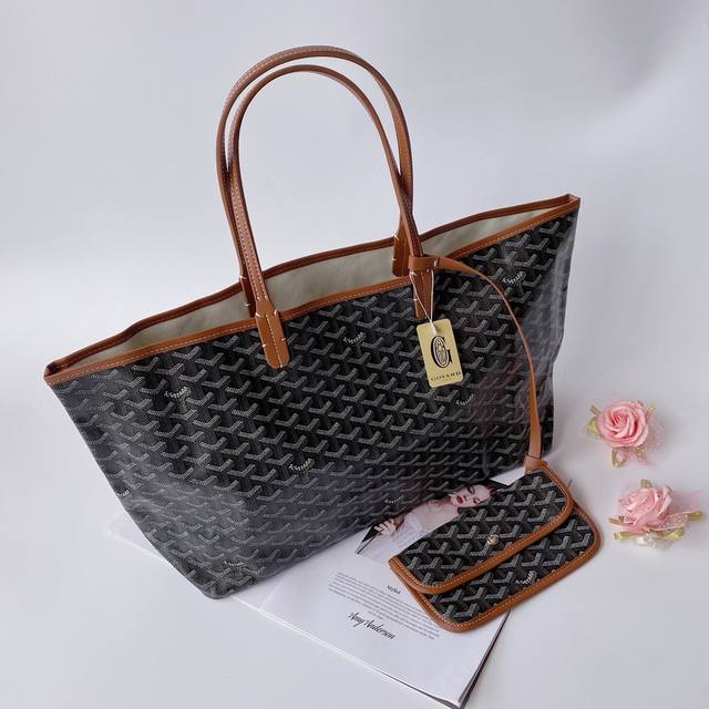 Goyar 戈雅 购物袋大号 Goyard手绘花纹有自己的特色，不管是亮眼的鲜艳色，还是低调的深色系，拿起来都很显质感。购物袋简单大方，时尚 百搭原版皮，原版五