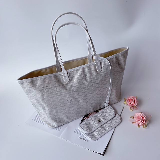 Goyar 戈雅 购物袋大号 Goyard手绘花纹有自己的特色，不管是亮眼的鲜艳色，还是低调的深色系，拿起来都很显质感。购物袋简单大方，时尚 百搭原版皮，原版五