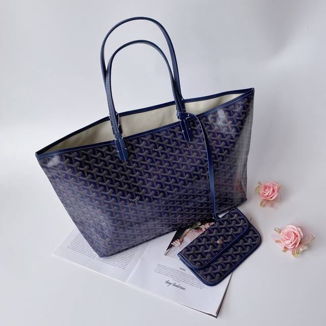 Goyar 戈雅 购物袋大号 Goyard手绘花纹有自己的特色,不管是亮眼的鲜艳色,还是低调的深色系,拿起来都很显质感。购物袋简单大方,时尚 百搭原版皮,原版五 Goyar 戈雅 购物袋大号 Goyard手绘花纹有自己的特色,不管是亮眼的鲜艳色,还是低调的深色系,拿起来都很显质感。购物袋简单大方,时尚 百搭原版皮,原版五