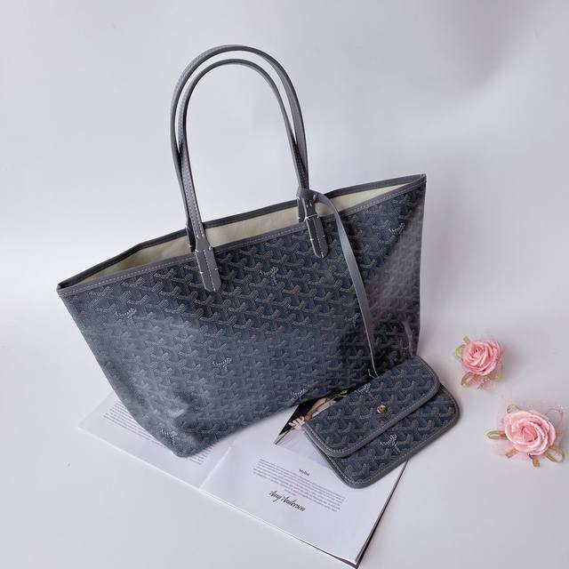 Goyar 戈雅 购物袋小号 Goyard手绘花纹有自己的特色，不管是亮眼的鲜艳色，还是低调的深色系，拿起来都很显质感。购物袋简单大方，时尚 百搭原版皮，原版五