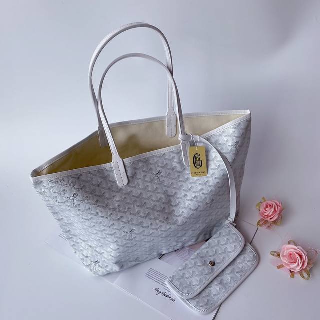 Goyar 戈雅 购物袋小号 Goyard手绘花纹有自己的特色，不管是亮眼的鲜艳色，还是低调的深色系，拿起来都很显质感。购物袋简单大方，时尚 百搭原版皮，原版五