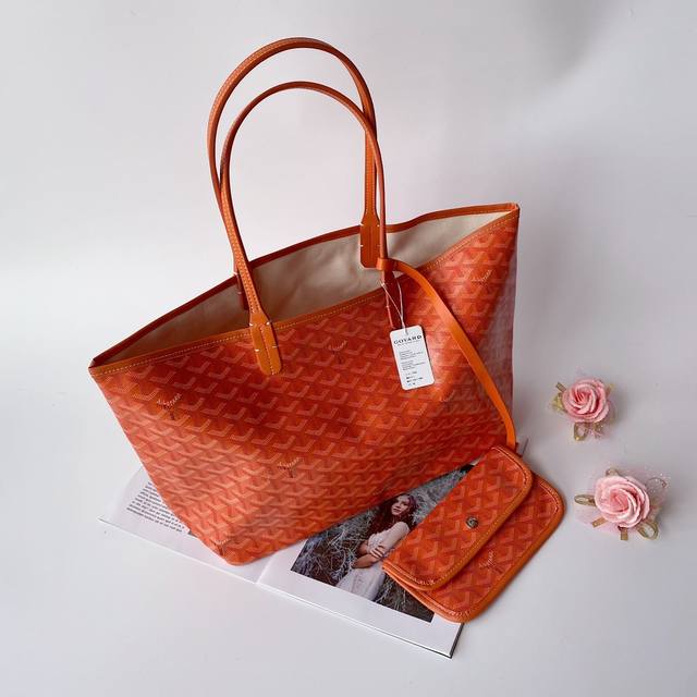 Goyar 戈雅 购物袋小号 Goyard手绘花纹有自己的特色，不管是亮眼的鲜艳色，还是低调的深色系，拿起来都很显质感。购物袋简单大方，时尚 百搭原版皮，原版五