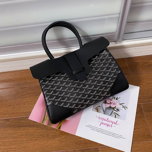 Goyar 戈雅 托特西贡包 Sagon托特包完美平衡了托特包的随性与手提包的成熟，它可以轻松转换，提供多种风格和佩戴方式。无论包是打开还是合上，在内是在外，它