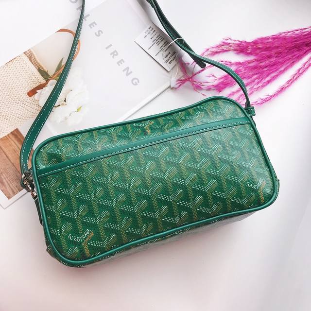 Goyar 戈雅Capvert相机包，充满法式优雅，订制Y涂鸦料配皮轻便耐磨材质，作为创立于1853年的法国家族制箱商鼻祖忠于本源的历史传承，永不妥协的手工技艺