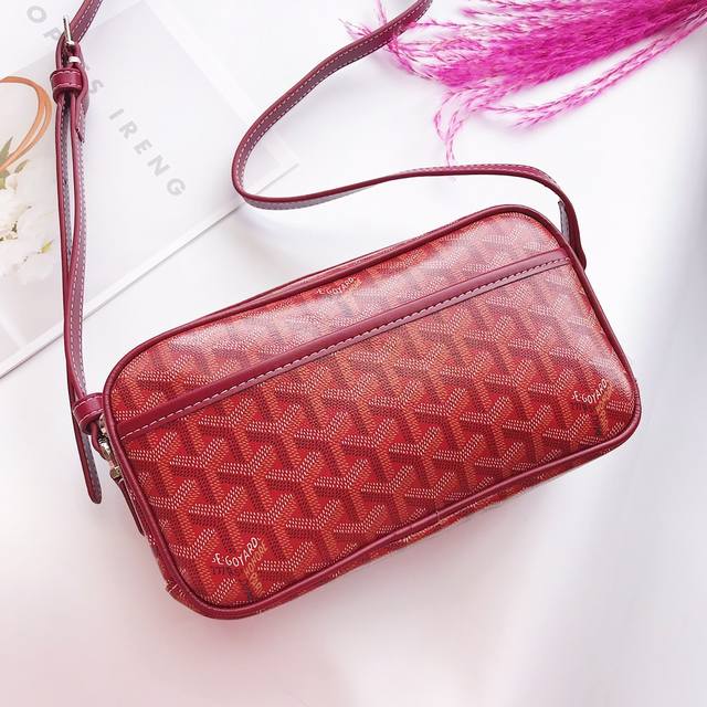 Goyar 戈雅Capvert相机包，充满法式优雅，订制Y涂鸦料配皮轻便耐磨材质，作为创立于1853年的法国家族制箱商鼻祖忠于本源的历史传承，永不妥协的手工技艺