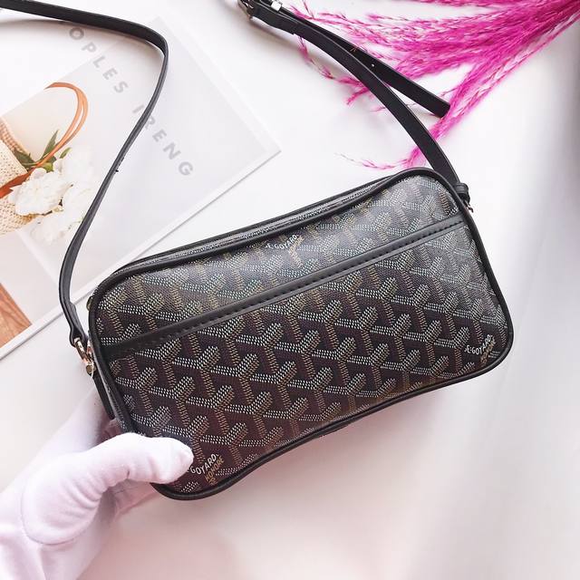 Goyar 戈雅Capvert相机包，充满法式优雅，订制Y涂鸦料配皮轻便耐磨材质，作为创立于1853年的法国家族制箱商鼻祖忠于本源的历史传承，永不妥协的手工技艺