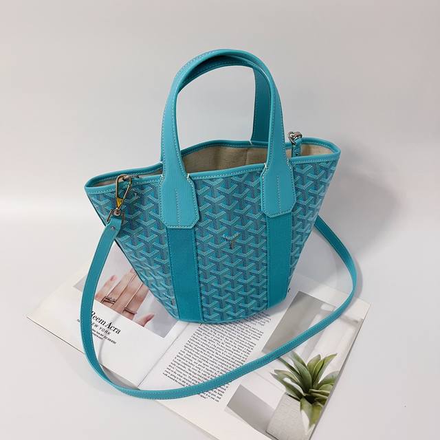 Belharra 小号包是阳光下度假的完美伴侣，它是我们同名沙滩包的新版，但尺寸更小。其标志性的水桶形状和大开口设计，可轻松放入日常用品。Belharra 小号