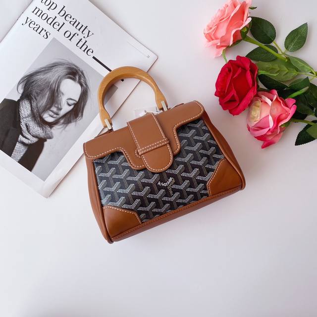 G0Yard 戈雅 Goyard Mini Saigon 西贡包 象征着爱情、优雅、与精致的Saigon包!低调做工又完美、这款包优雅复古又不失风情让人很难拒绝 G0Yard 戈雅 Goyard Mini Saigon 西贡包 象征着爱情、优雅、与精致的Saigon包!低调做工又完美、这款包优雅复古又不失风情让人很难拒绝