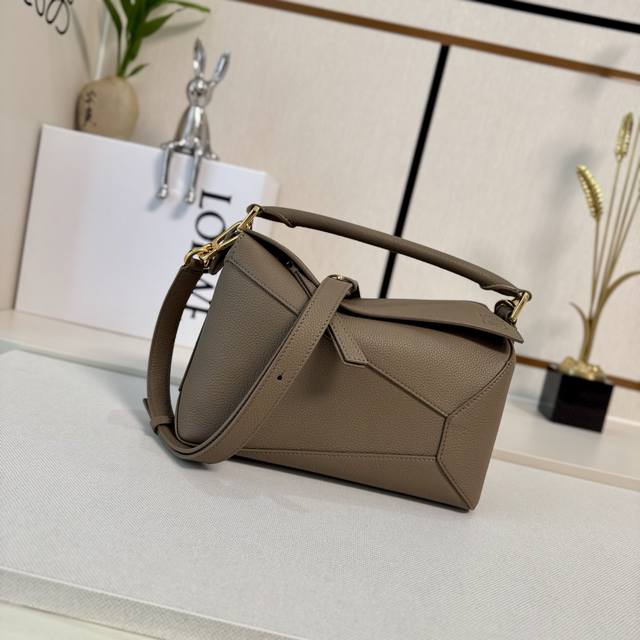 Lw新版本 小号柔软粒面牛皮革Puzzle Edge手袋 家推出的首次亮相手提包*长方体形状和精确的切割技术创造了 Puzzle 独特的几何线条*此小号版本采用