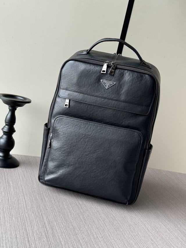 顶级专柜老鼠高端狠货 最新火爆款普拉达手提双肩背包大量出货啦,叫嚣专柜货顶级原单货纸上谈兵吹牛皮的咱不会，请让狠货说话。款式可以复制抄袭，材料做工骗不了懂的人。