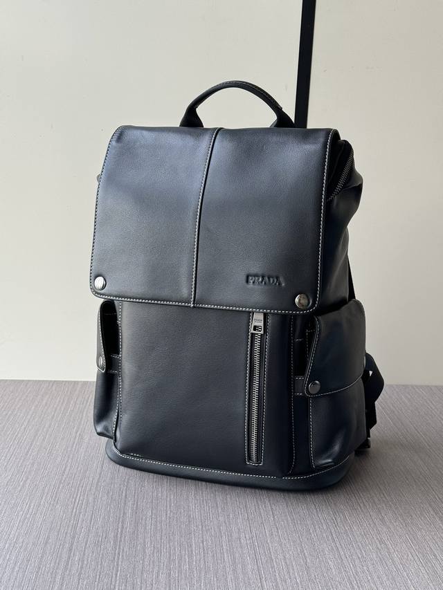 顶级专柜老鼠高端狠货 最新火爆翻盖普拉达双肩背包大量出货啦,叫嚣专柜货顶级原单货纸上谈兵吹牛皮的咱不会，请让狠货说话。款式可以复制抄袭，材料做工骗不了懂的人。里