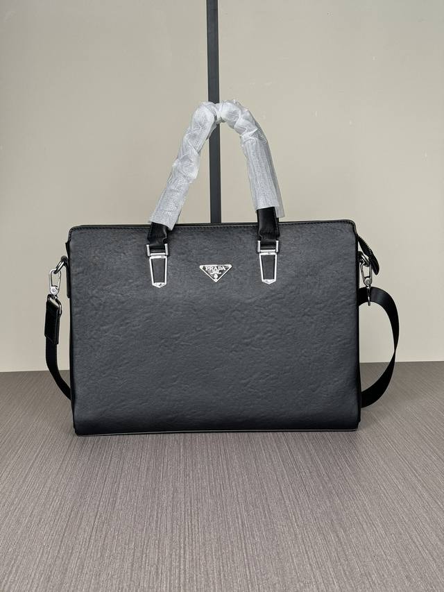 顶级专柜老鼠高端狠货 最新火爆款普拉达手提公文包大量出货啦,叫嚣专柜货顶级原单货纸上谈兵吹牛皮的咱不会，请让狠货说话。款式可以复制抄袭，材料做工骗不了懂的人。里