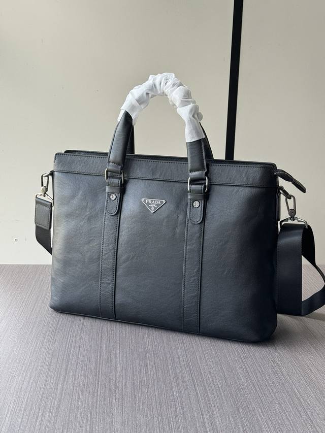 顶级专柜老鼠高端狠货 最新火爆款普拉达手提公文包大量出货啦,叫嚣专柜货顶级原单货纸上谈兵吹牛皮的咱不会，请让狠货说话。款式可以复制抄袭，材料做工骗不了懂的人。里