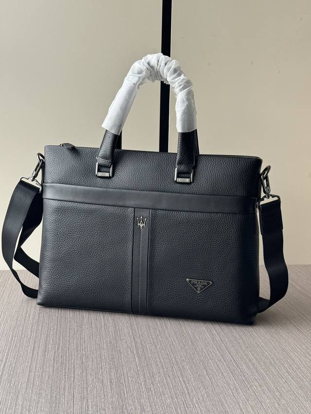顶级专柜老鼠高端狠货 最新火爆款普拉达手提公文包大量出货啦,叫嚣专柜货顶级原单货纸上谈兵吹牛皮的咱不会，请让狠货说话。款式可以复制抄袭，材料做工骗不了懂的人。里