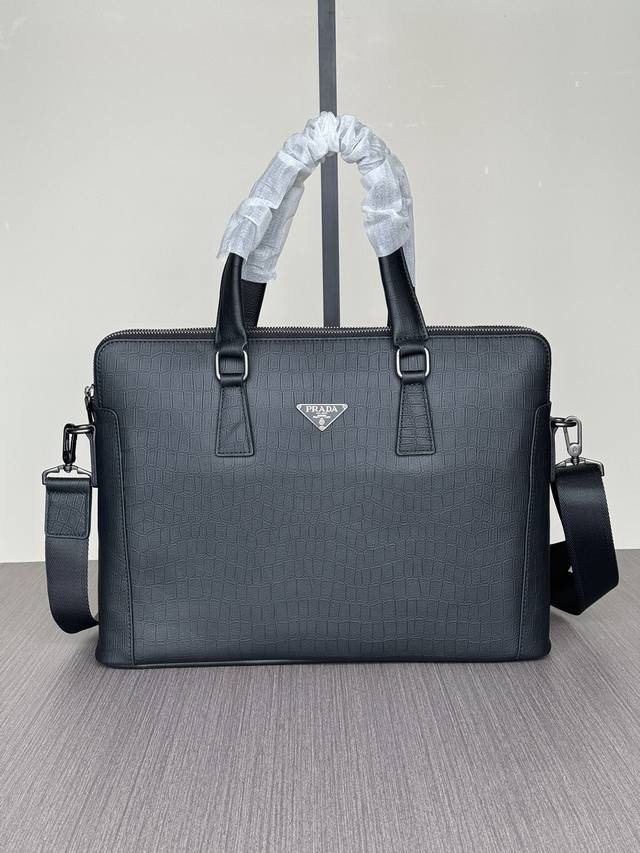 顶级专柜老鼠高端狠货 最新火爆款双拉链普拉达手提公文包大量出货啦,叫嚣专柜货顶级原单货纸上谈兵吹牛皮的咱不会,请让狠货说话。款式可以复制抄袭,材料做工骗不了懂的 顶级专柜老鼠高端狠货 最新火爆款双拉链普拉达手提公文包大量出货啦,叫嚣专柜货顶级原单货纸上谈兵吹牛皮的咱不会,请让狠货说话。款式可以复制抄袭,材料做工骗不了懂的